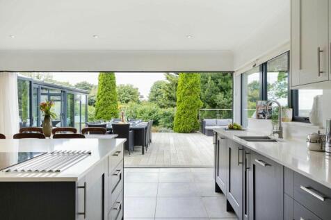 Effortless indoor-outdoor dining in lush seclusion