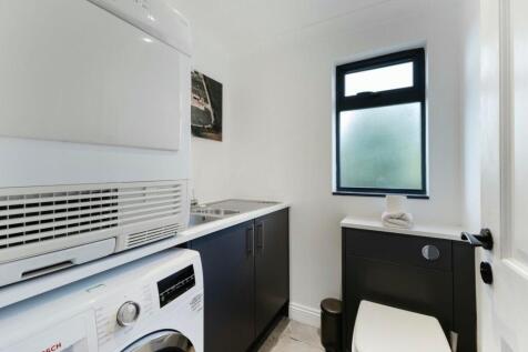 Practical utility room with WC