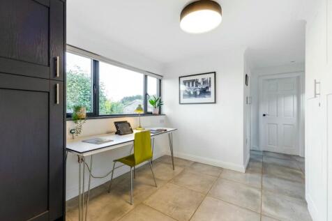 Welcome hall with adaptable office space
