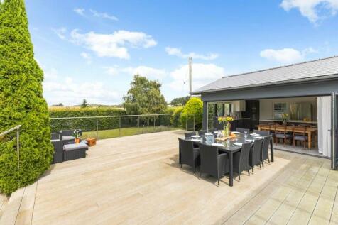 Terrace dining with seamless kitchen access
