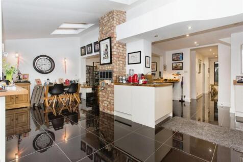 Kitchen/Dining area