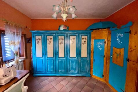 walk-in wardrobe 