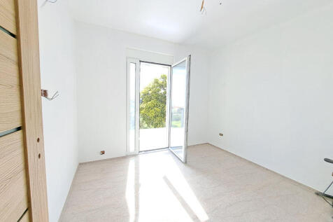 2nd floor bedroom