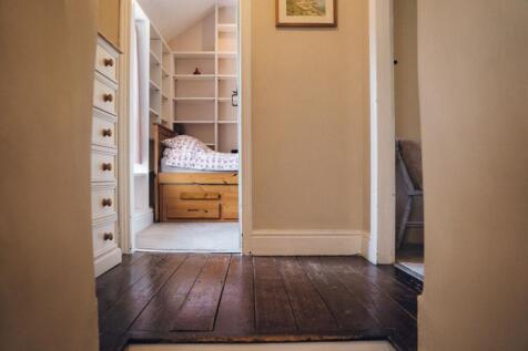 Fyny Grisiau / Upstairs