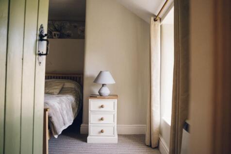 Ystafell Wely 1 / Bedroom 1