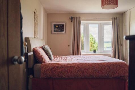 Ystafell Wely 1 / Bedroom 1