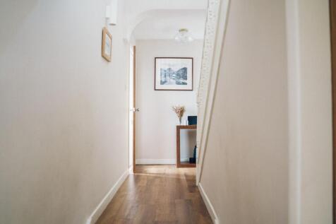 Grisiau a&#39;r Cyntedd / Hallway and Stairs