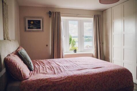 Ystafell Wely 1 / Bedroom 1