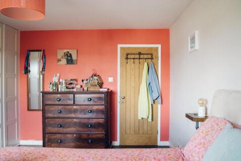 Ystafell Wely 1 / Bedroom 1