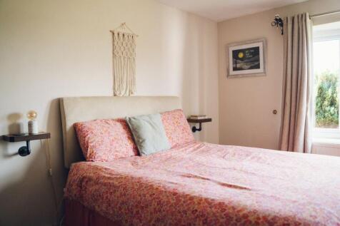 Ystafell Wely 1 / Bedroom 1