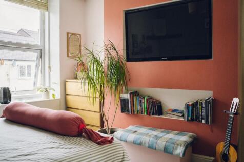Ystafell Wely 1 / Bedroom 1
