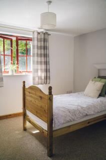 Nyth Bach: Ystafell Wely 1 / Bedroom 1