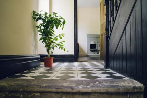 Cyntedd a Grisiau / Entrance and Stairwell