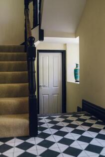 Cyntedd a Grisiau / Entrance and Stairwell
