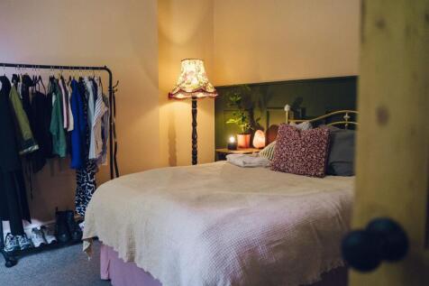 Ystafell Wely 1 / Bedroom 1