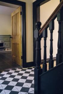 Cyntedd a Grisiau / Entrance and Stairwell