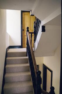 Cyntedd a Grisiau / Entrance and Stairwell