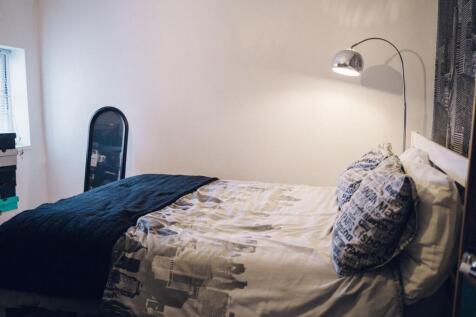 Ystafell Wely 1 / Bedroom 1