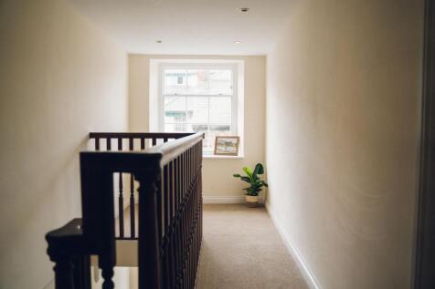 Y Cyntedd / The Hallway