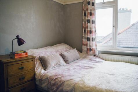 Ystafell Wely 1 / Bedroom 1