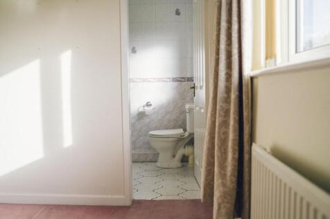 Ystafell Wely 1 / Bedroom 1