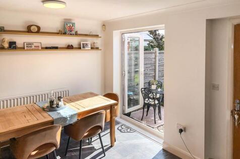 Dining Area (2)