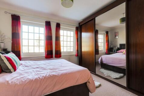 Large back bedroom a.JPG