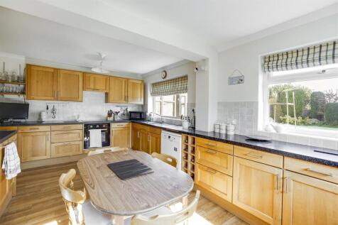 Kitchen b.JPG