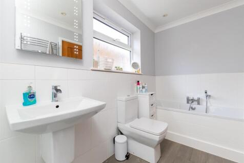 Bathroom b.jpg