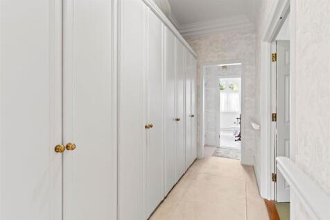Bed 1 dressing area.jpg