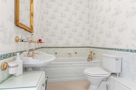Ensuite to bedroom 2.jpg