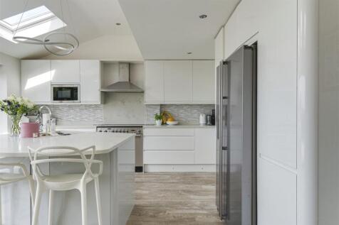 Kitchen a.jpg
