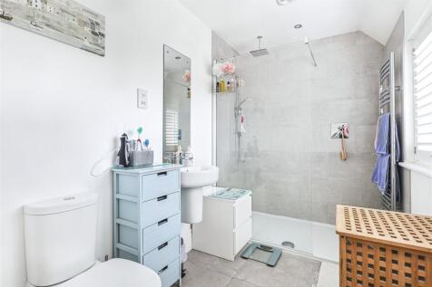 Bed 1 ensuite.JPG