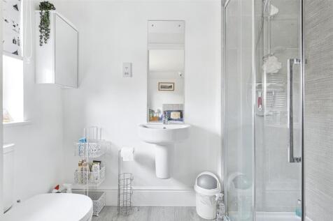 Bed 2 ensuite.JPG