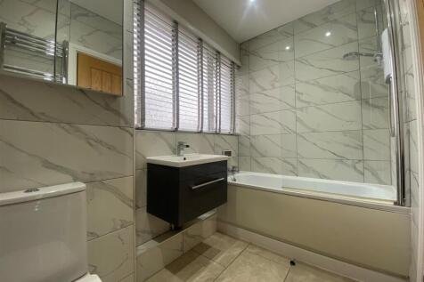 Main bathroom 2.jpg
