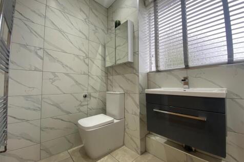 Main bathroom.jpg