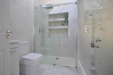 Bed 1 ensuite.JPG