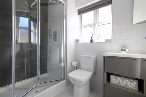 Bed 2 ensuite.JPG