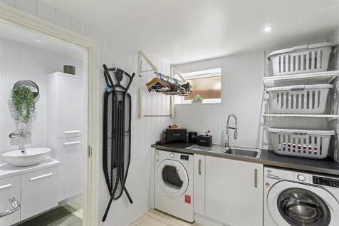 LAUNDRY ROOM.JPG