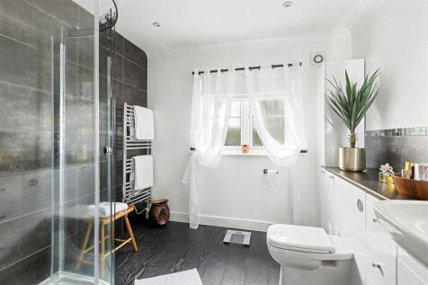 BED 1 ENSUITE.JPG