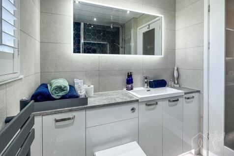 Shower room.