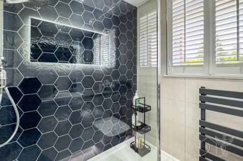 Shower room.