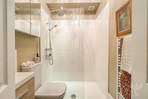 Shower room.
