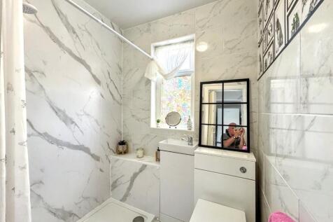 Shower room.