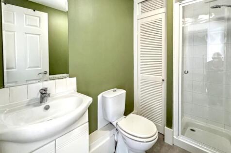 Shower room.