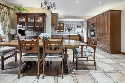 Dining/Kitchen.