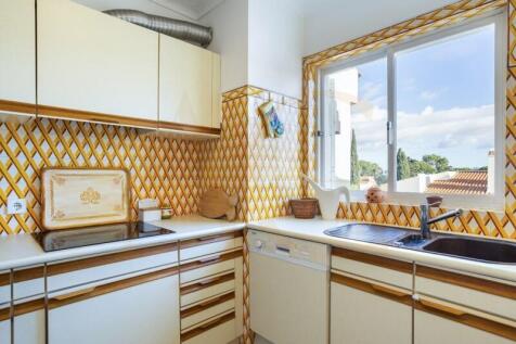 Kitchen with lots of light and equipped