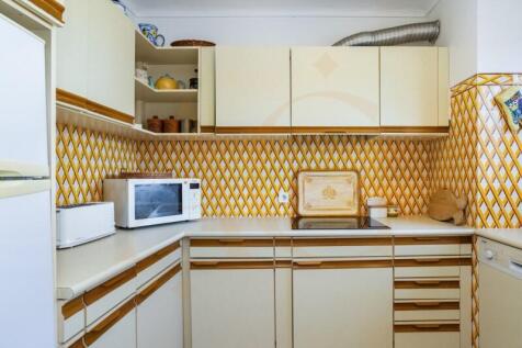 Kitchen with lots of light and equipped