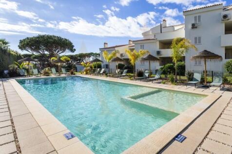 Gated community in Vale do Lobo with swimming pool