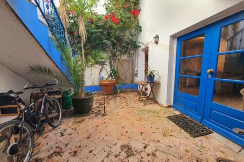 House in Tavira with patio